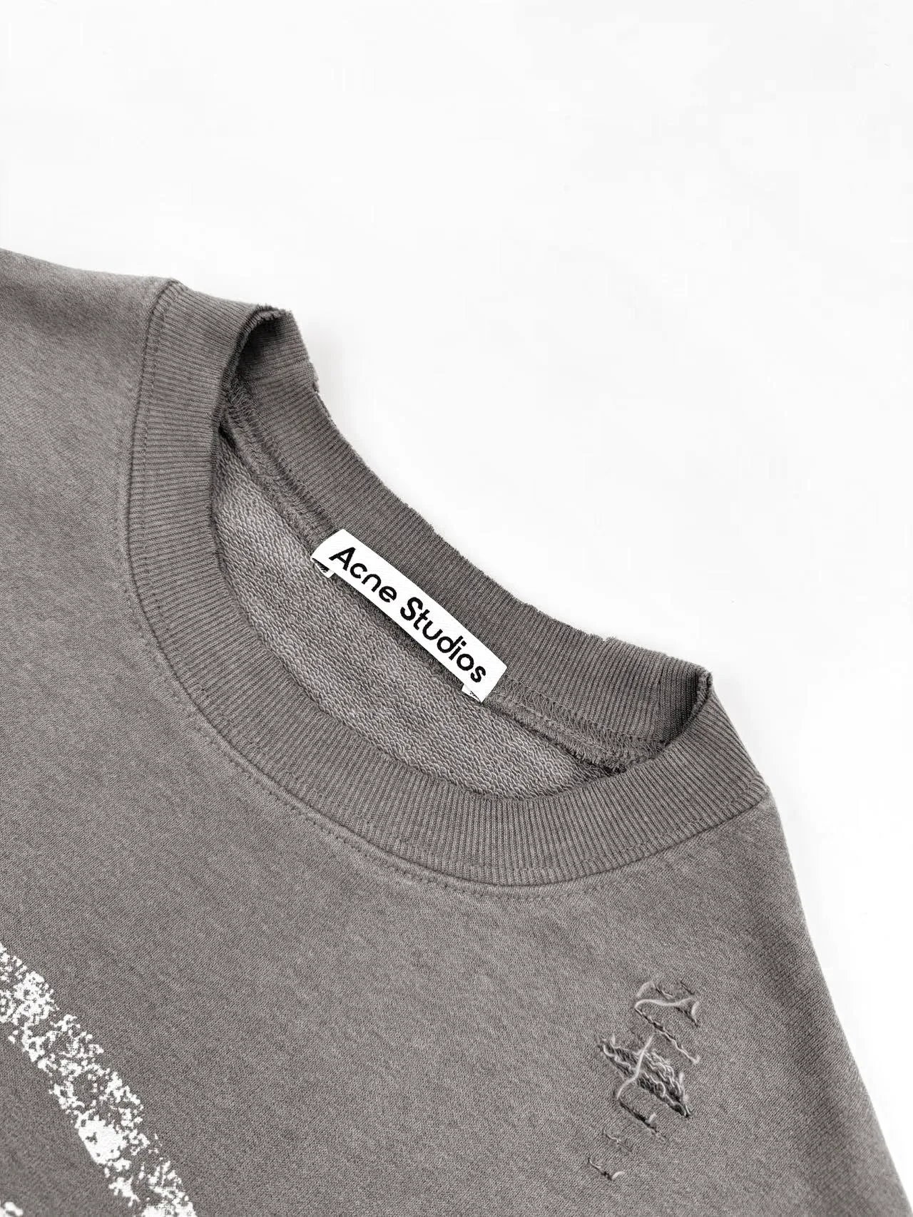 Acne Studios distressed distressed logo sweatshirt, custom-dyed 1:1 gray green soft cotton colored cotton sweatshirt material [fabric and terry bottom are in the same color configuration (the market fabric In Stock is a different color surface and bottom and does not match the original version). The minimum order quantity of the fabric is 2 tons. The pure fabric manufacturing process takes 45 days] Cloud-like touch, delicate and soft, comfortable and skin-friendly. Dressed in a pure gray-green tone, it seems to be the elegance after years of precipitation. Acne is engraved on the chest The uninhibited soul of Studios, the ingenious integration of hole elements, is deliberately rebellious on the Gray canvas, breaking away from the shackles of tradition, and unique in the wave of the trend. Process 1: Using glue printing. The chest printing has been modified by the film screen three times. Use glue liquid paint to print the pattern on the fabric. Bake the fabric to fix the printed pattern. Technique 2: Many parts of the body are worn by pure artificial regular positioning. Hand brush marks add texture and depth to the surface of the clothing. To imitate the texture of natural wear and tear. Process 3: The fabrics are washed and have a better hand feel. Not easy to deform, not easy to shrink, not easy to fade, and maintain long-term beauty. Accessories: Customized 1:1 Acne trademark. Version: Loose version. Size: S M L XL. Style number: 25310.